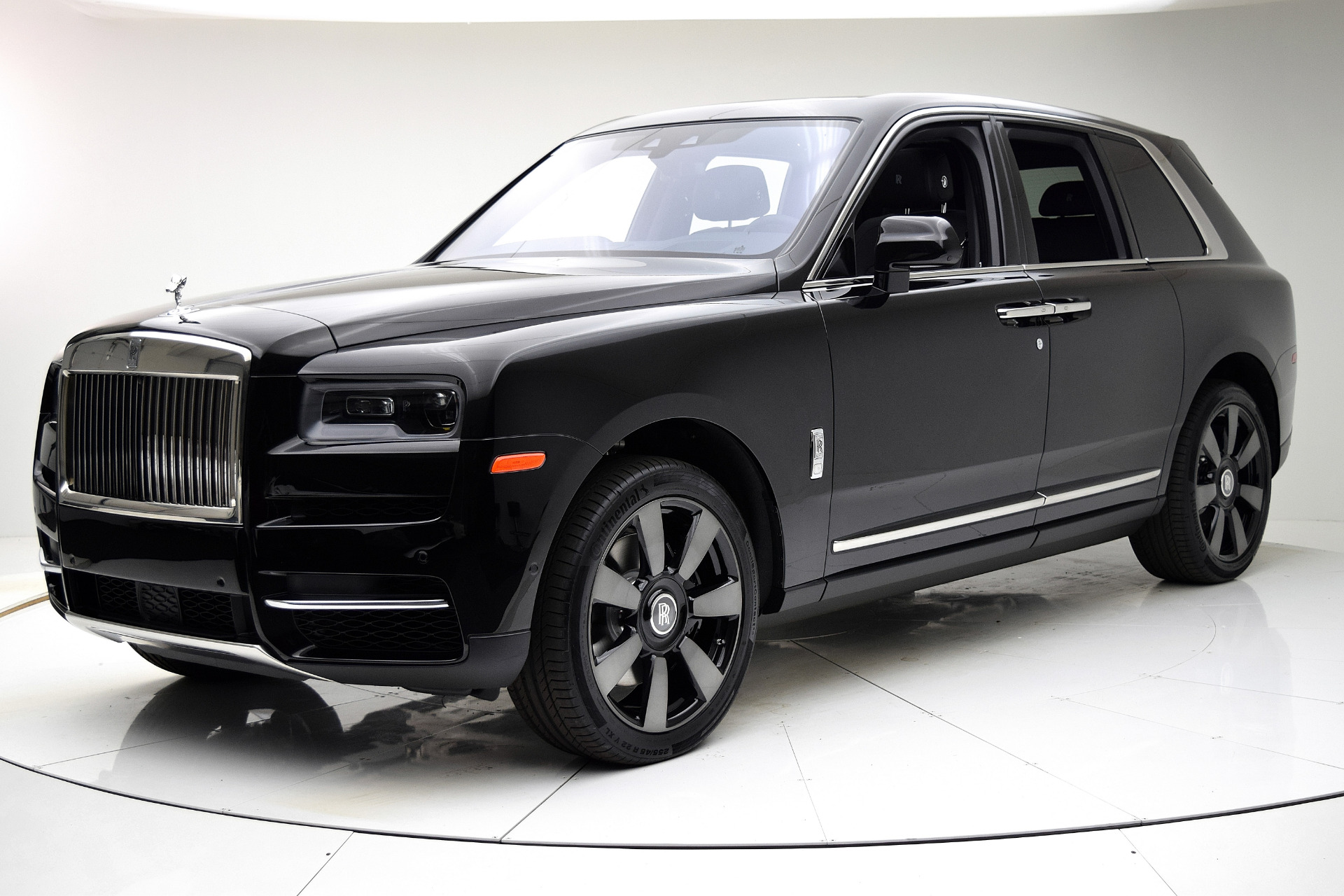 Rolls royce cullinan фото