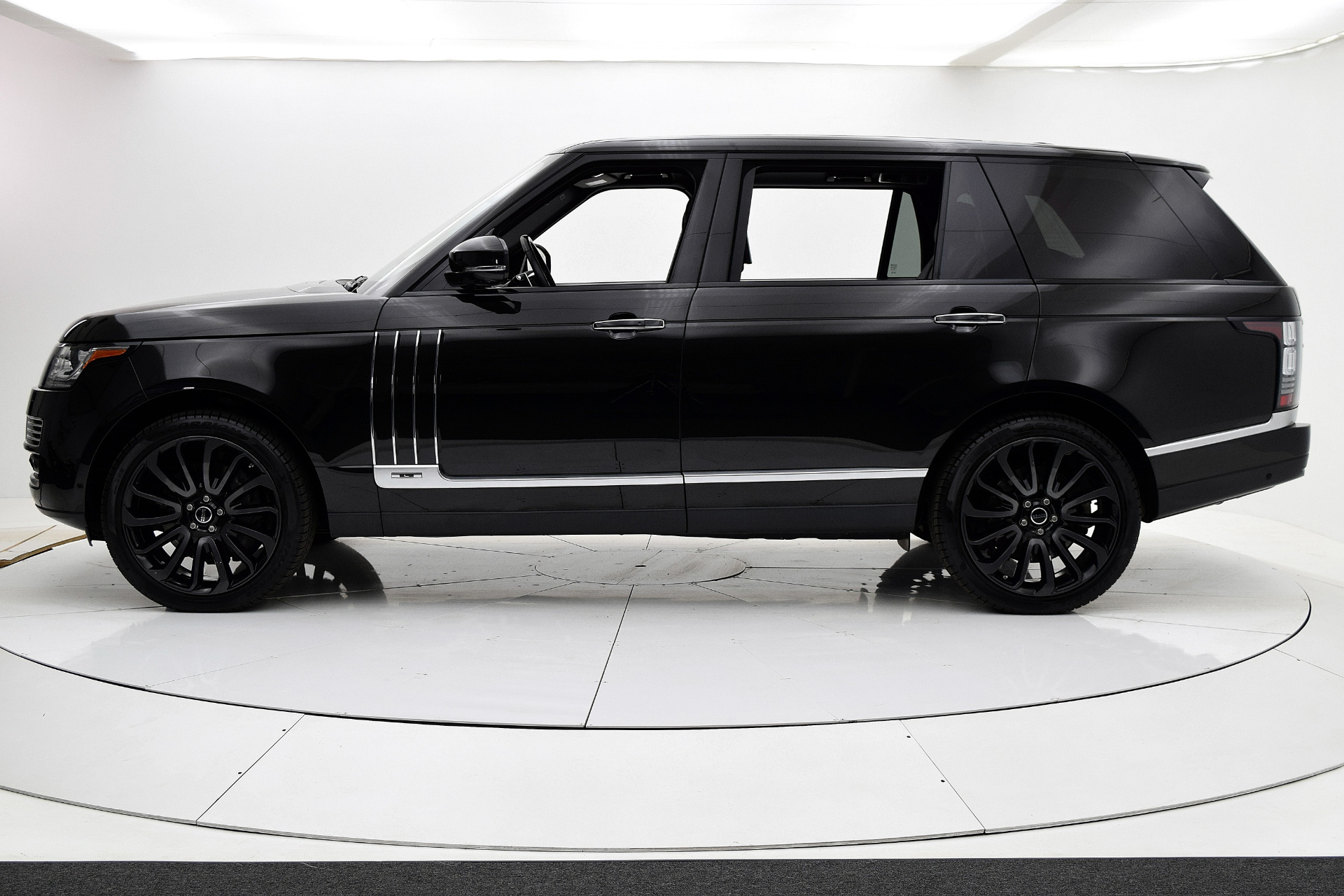 Черный 2015. Range Rover Autobiography 2019 Black. Рендж Ровер Лонг 2018 черный. Черные диски range Rover Autobiography. Черный Рендж 2015.